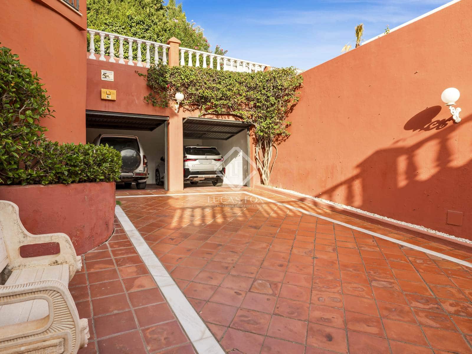 6 bedroom Villa for sale in Estepona with pool garage - € 3,800,000 (Ref: 8613944)