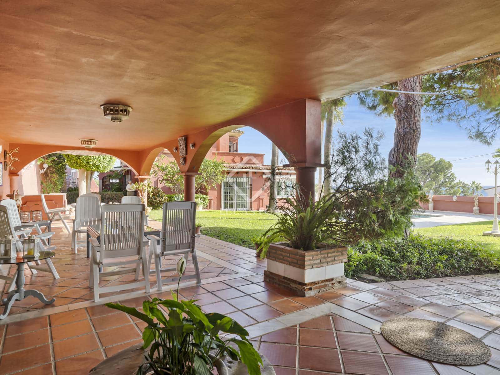 6 bedroom Villa for sale in Estepona with pool garage - € 3,800,000 (Ref: 8613944)