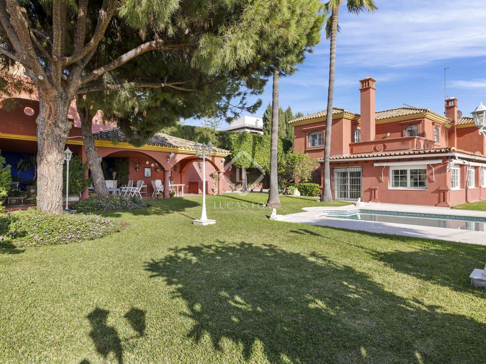6 bedroom Villa for sale in Estepona with pool garage - € 3,800,000 (Ref: 8613944)