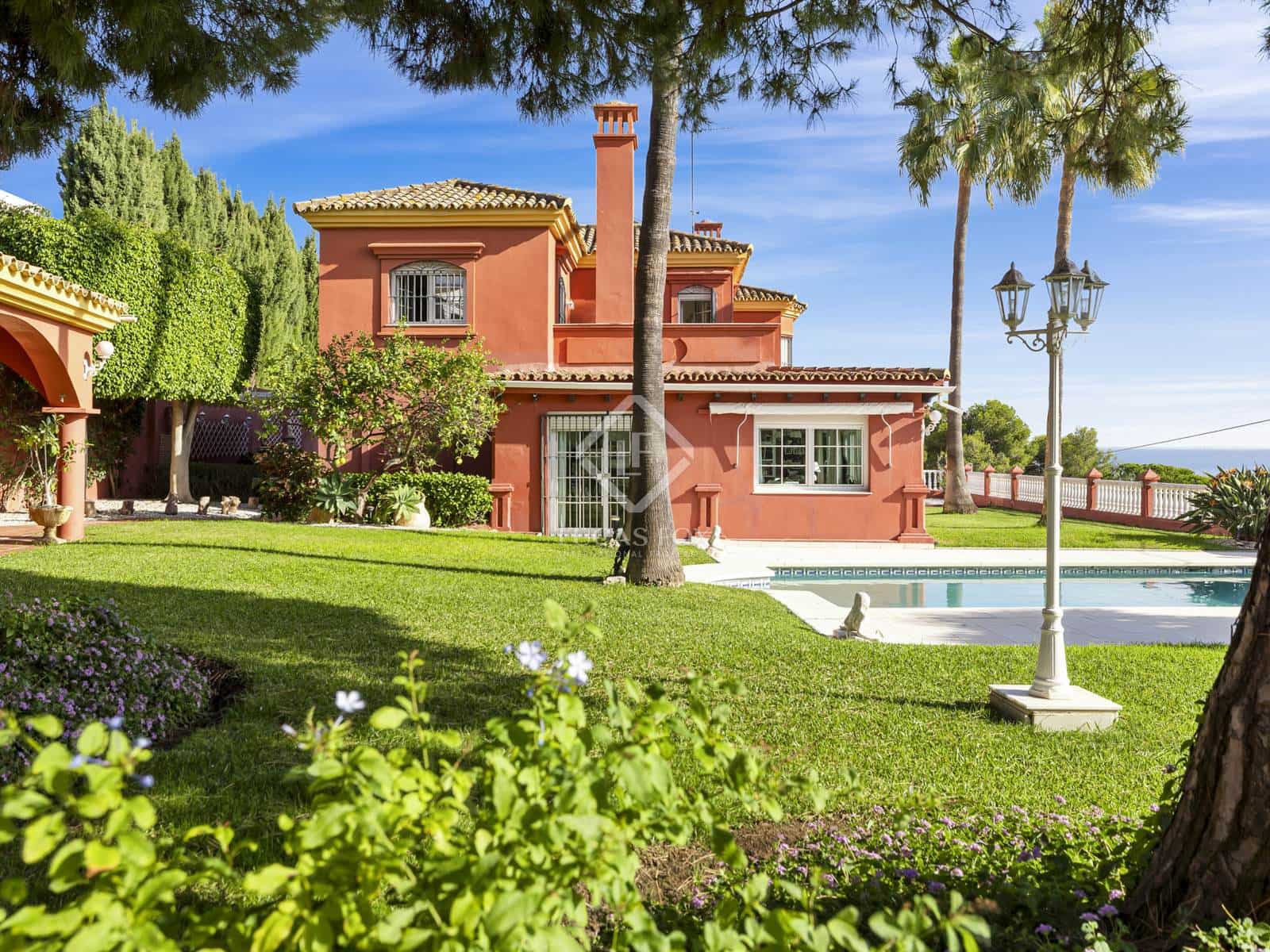 6 bedroom Villa for sale in Estepona with pool garage - € 3,800,000 (Ref: 8613944)