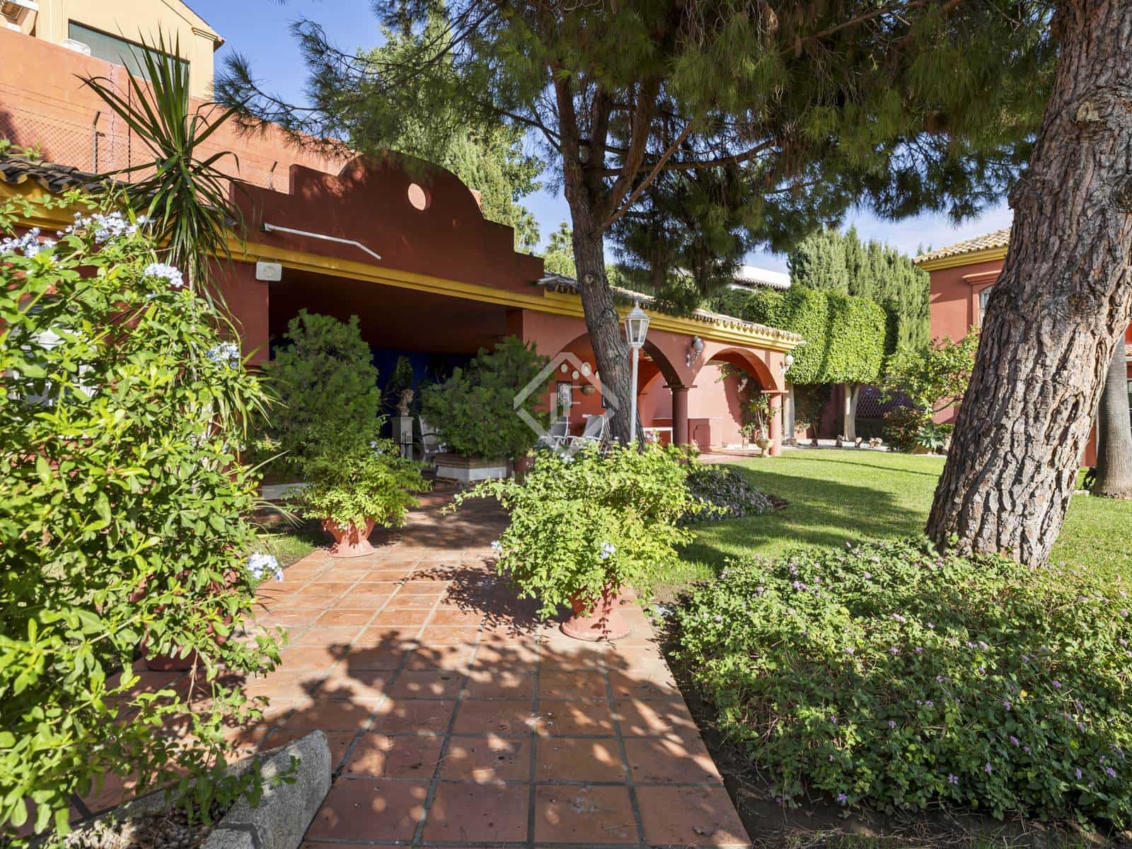 6 bedroom Villa for sale in Estepona with pool garage - € 3,800,000 (Ref: 8613944)