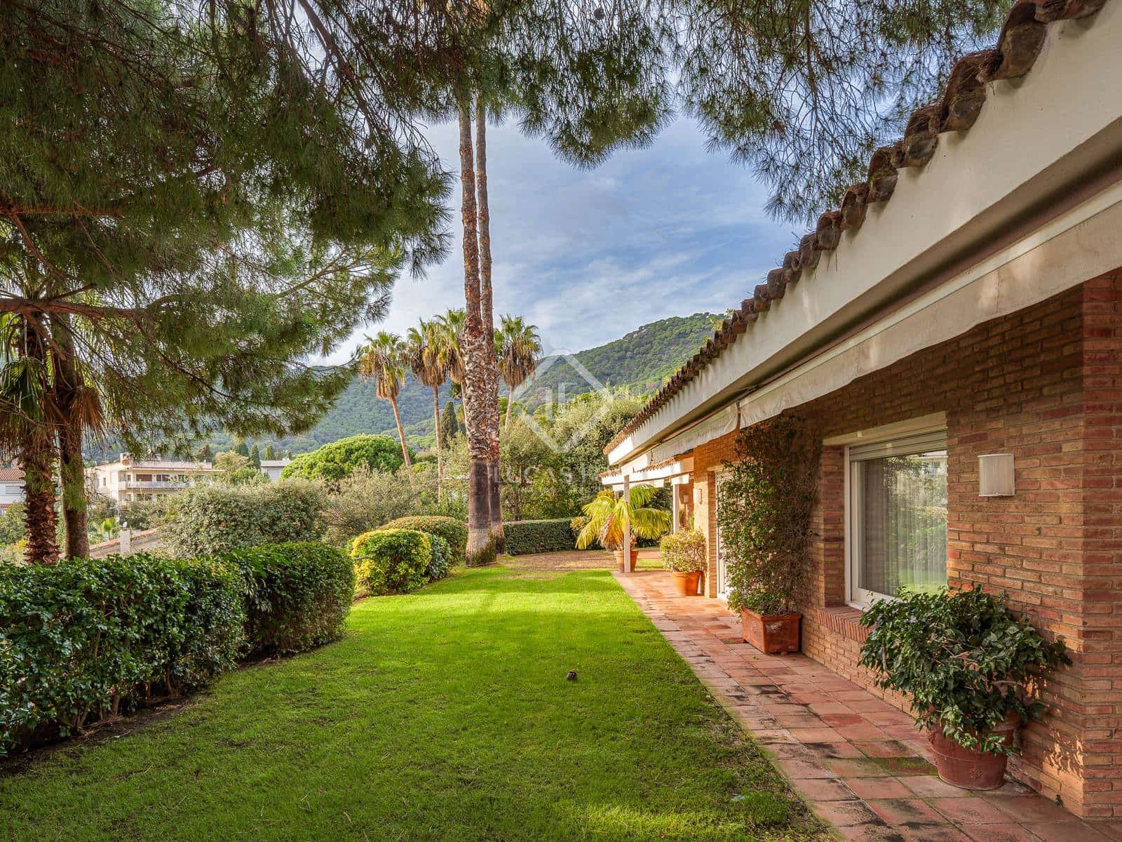 6 soverom Villa til salgs i Premia de Dalt med svømmebasseng garasje - € 1 650 000 (Ref: 8613966)