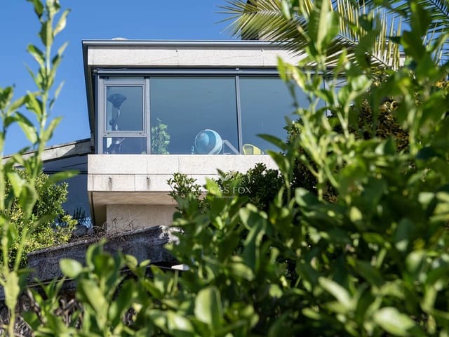 5 bedroom Villa for sale in Pontevedra city with pool garage - € 790,000 (Ref: 8616448)