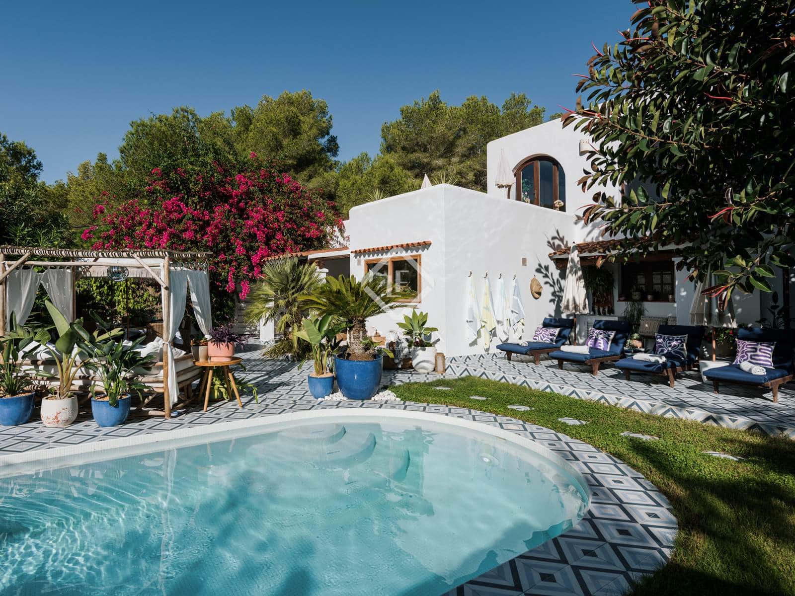3 soveværelse Villa til salg i Cala Llonga med swimmingpool garage - € 2.350.000 (Ref: 8625920)