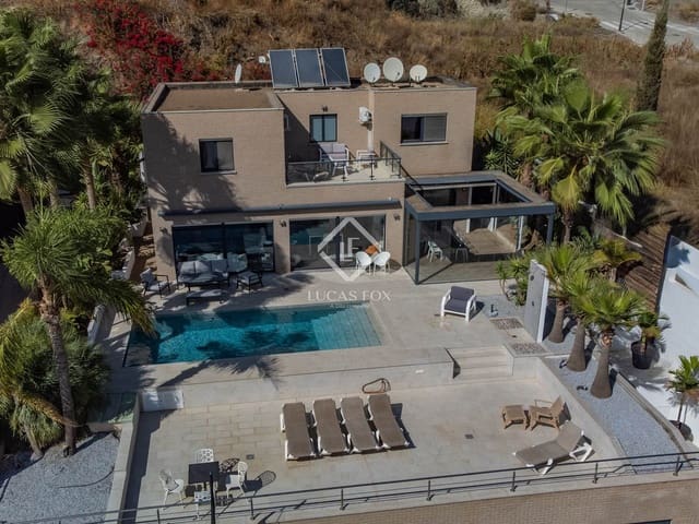 5 sypialnia Willa na sprzedaż w Torrox z basenem garażem - 995 000 € (Ref: 8640429)