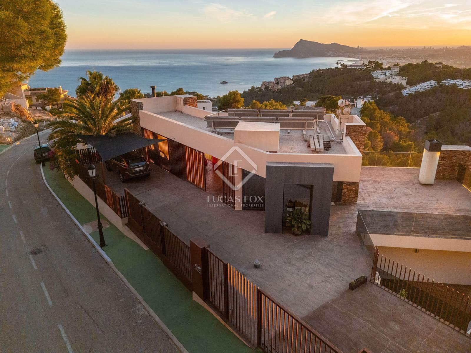 4 bedroom Villa for sale in Altea with pool garage - € 2,650,000 (Ref: 8661795)