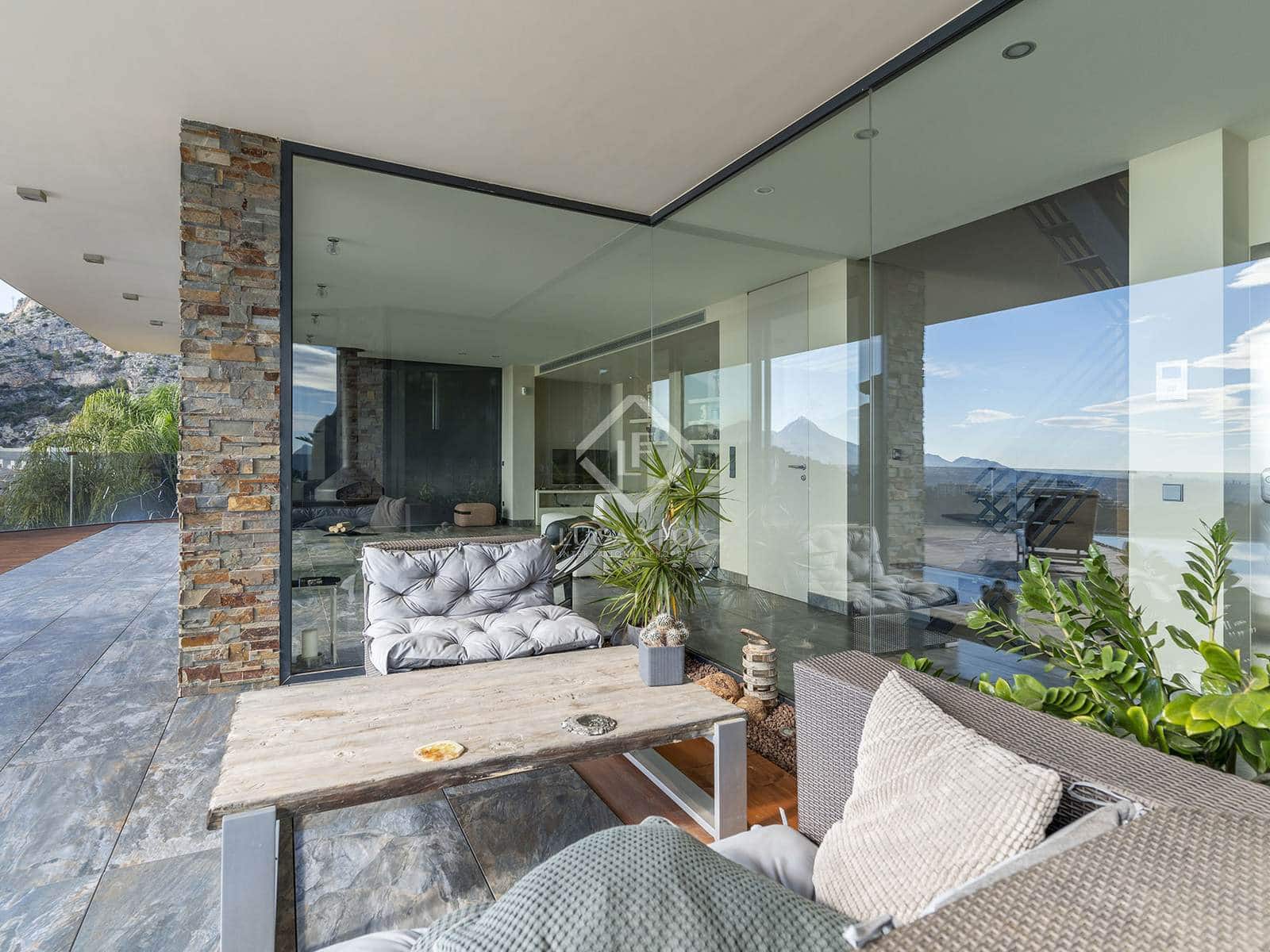 4 bedroom Villa for sale in Altea with pool garage - € 2,650,000 (Ref: 8661795)