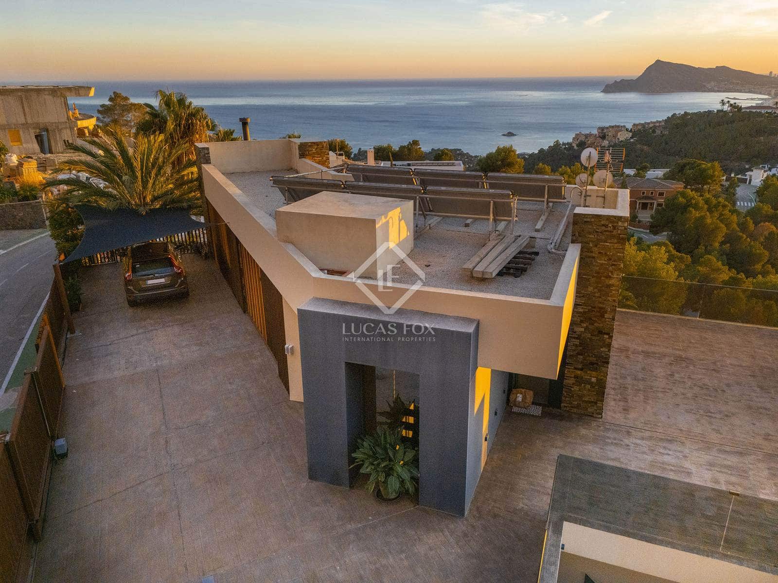 4 bedroom Villa for sale in Altea with pool garage - € 2,650,000 (Ref: 8661795)