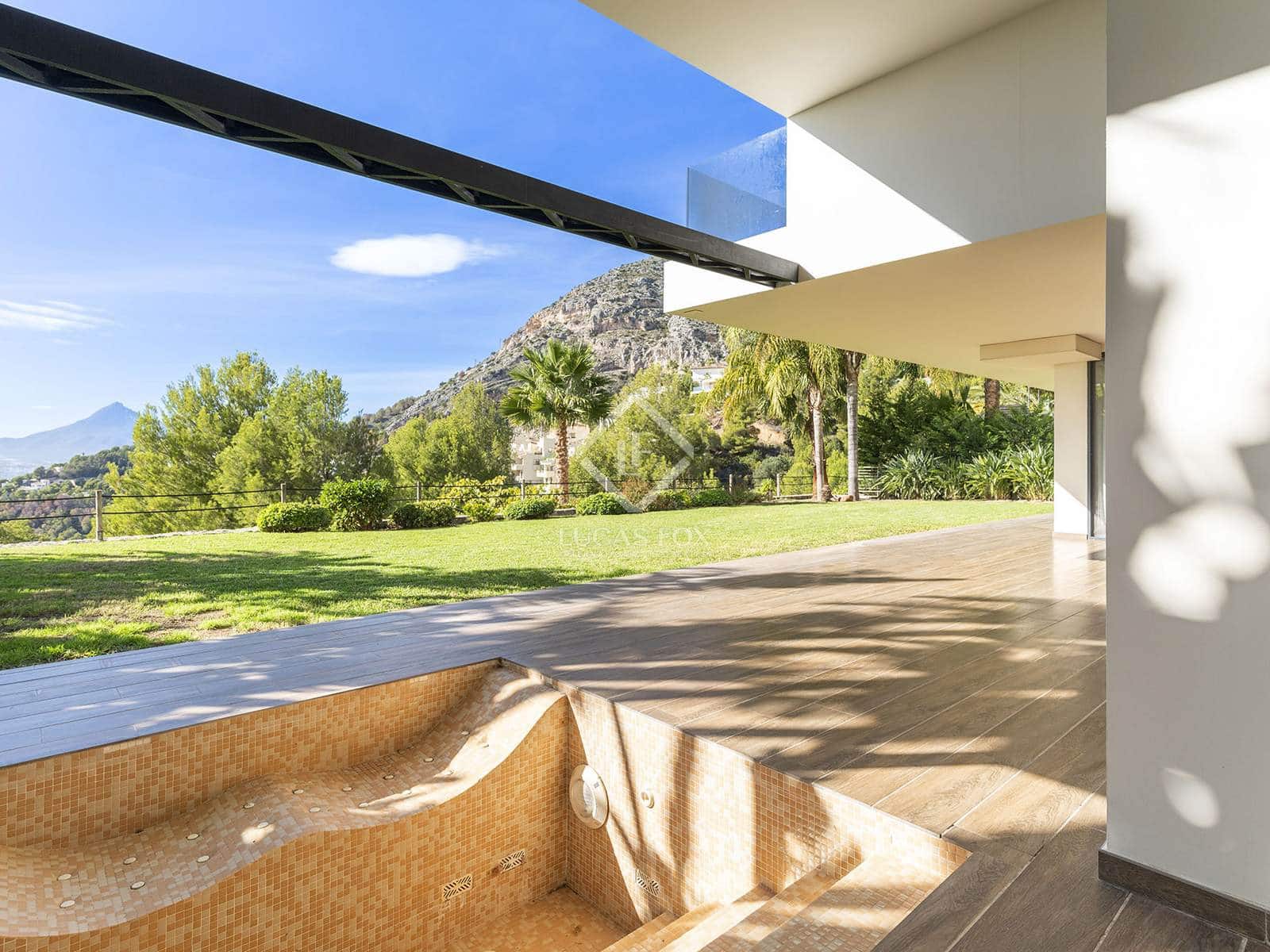 4 bedroom Villa for sale in Altea with pool garage - € 2,650,000 (Ref: 8661795)