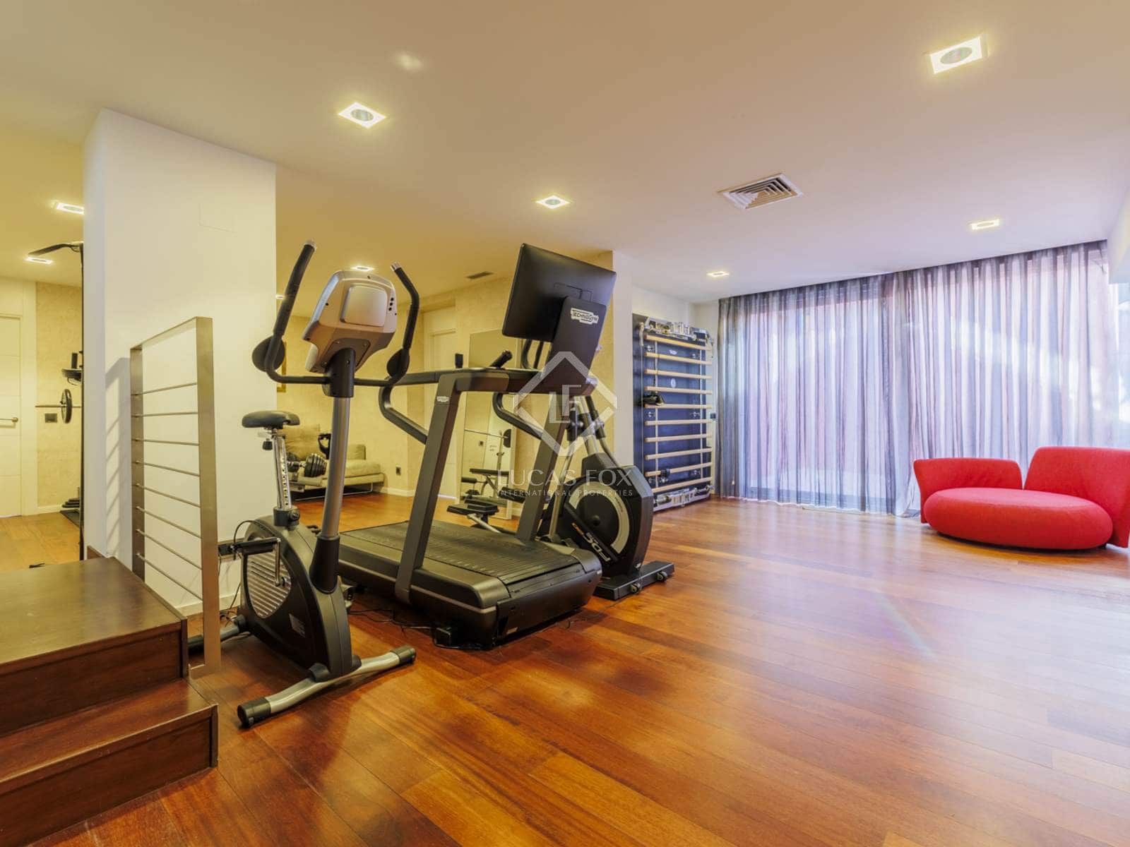 4 bedroom Villa for sale in Madrid city with pool garage - € 2,750,000 (Ref: 8674988)