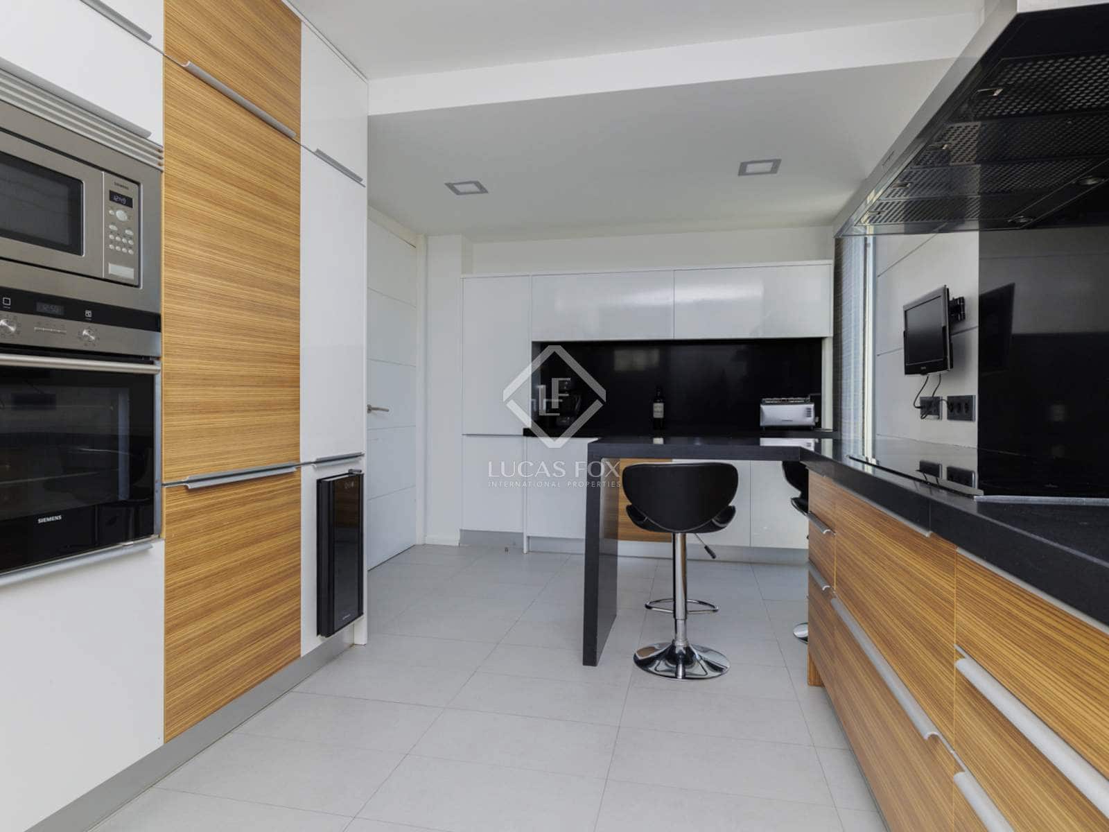 4 bedroom Villa for sale in Madrid city with pool garage - € 2,750,000 (Ref: 8674988)