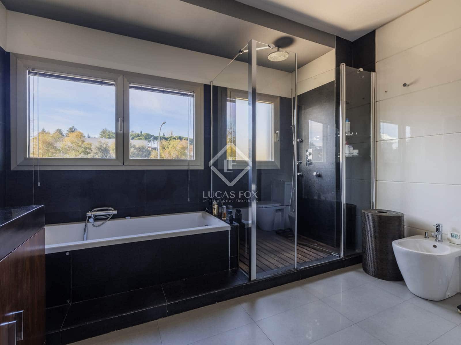 4 bedroom Villa for sale in Madrid city with pool garage - € 2,750,000 (Ref: 8674988)