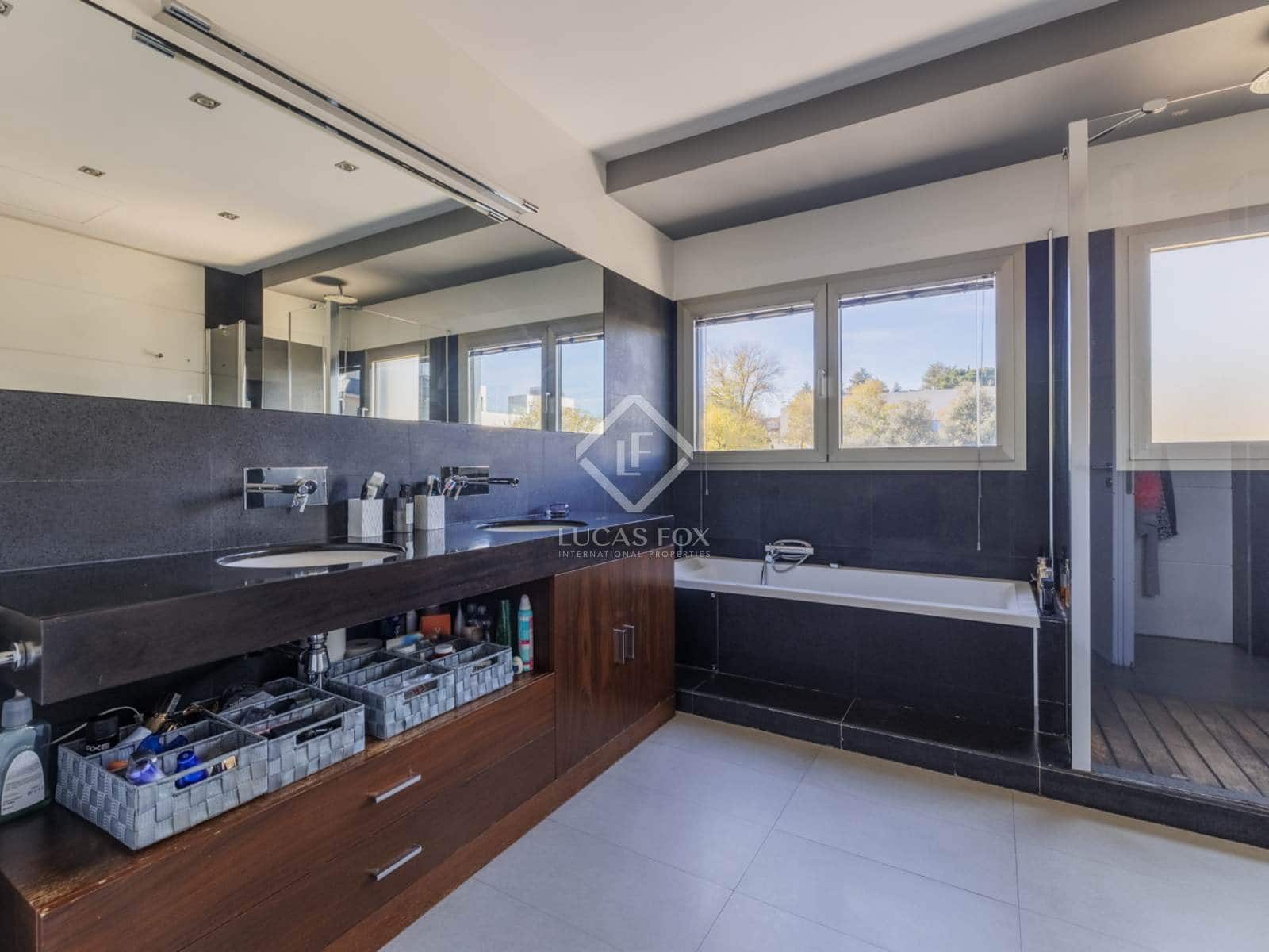 4 bedroom Villa for sale in Madrid city with pool garage - € 2,750,000 (Ref: 8674988)