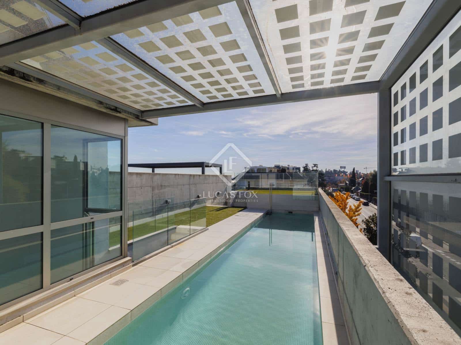 4 bedroom Villa for sale in Madrid city with pool garage - € 2,750,000 (Ref: 8674988)