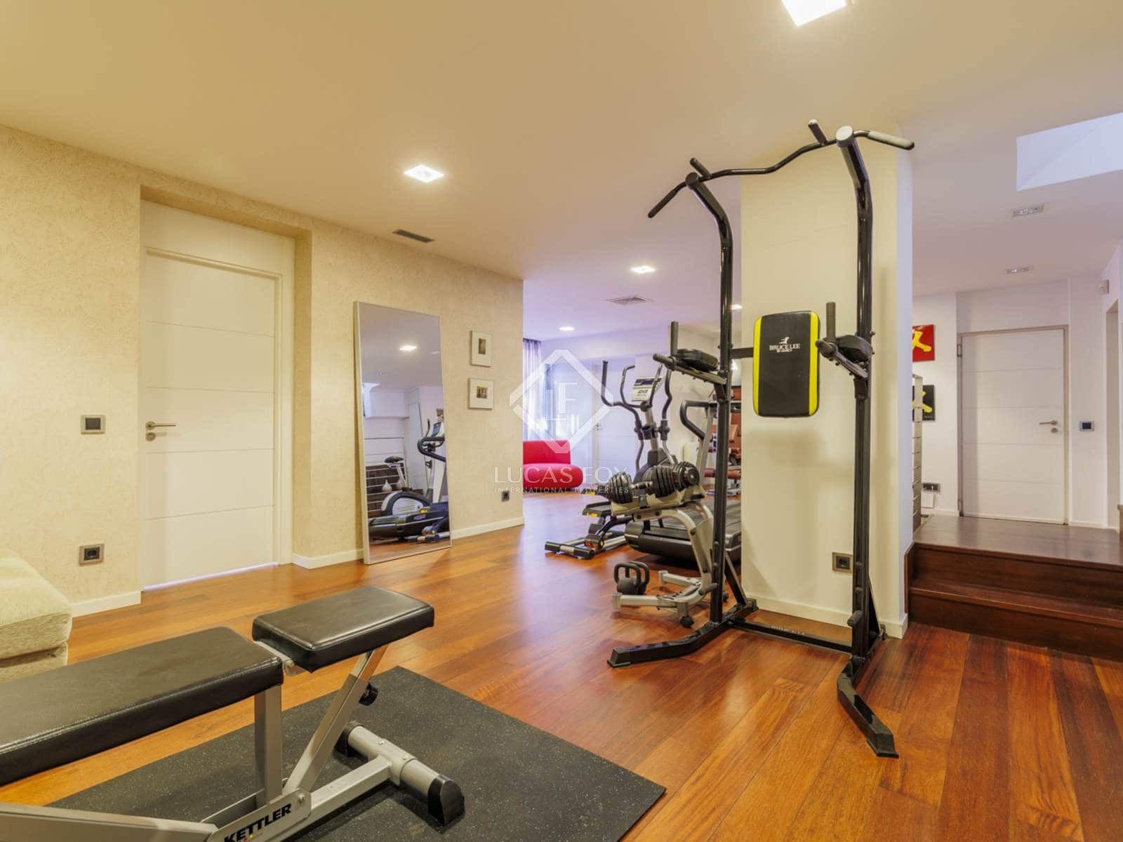 4 bedroom Villa for sale in Madrid city with pool garage - € 2,750,000 (Ref: 8674988)