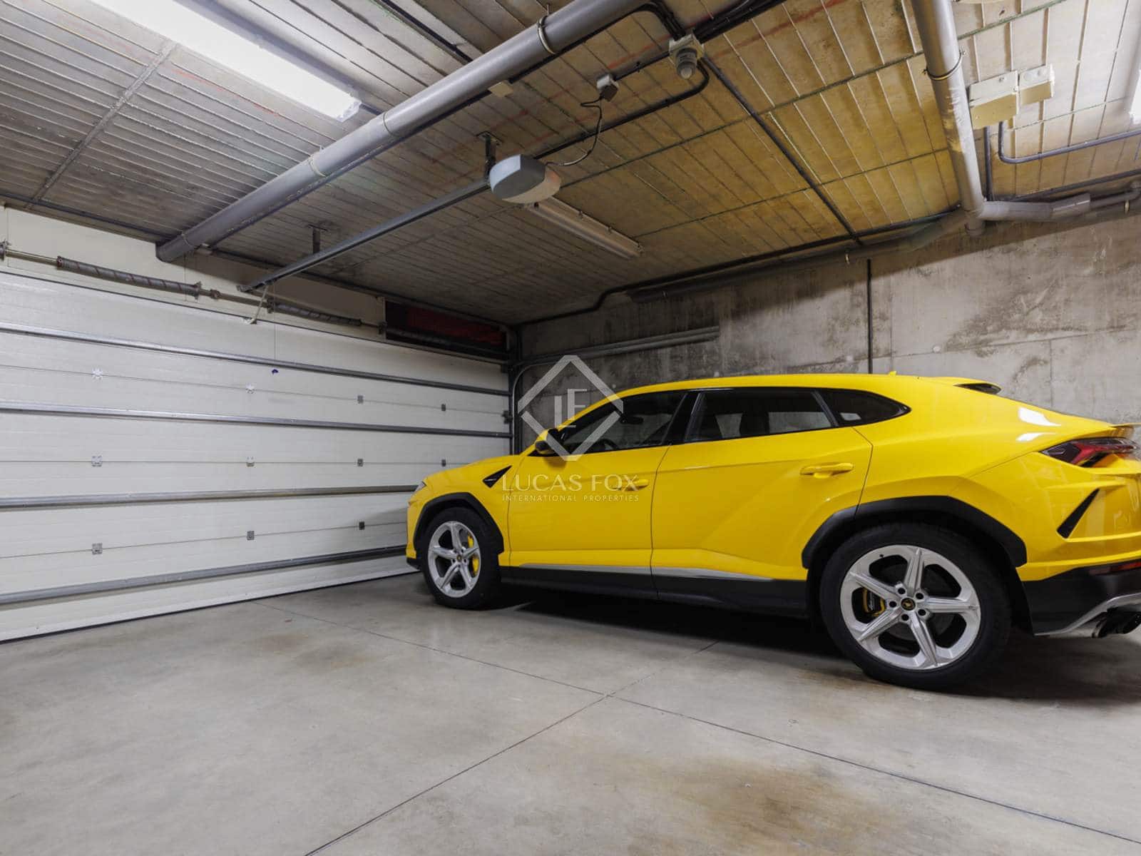 4 bedroom Villa for sale in Madrid city with pool garage - € 2,750,000 (Ref: 8674988)