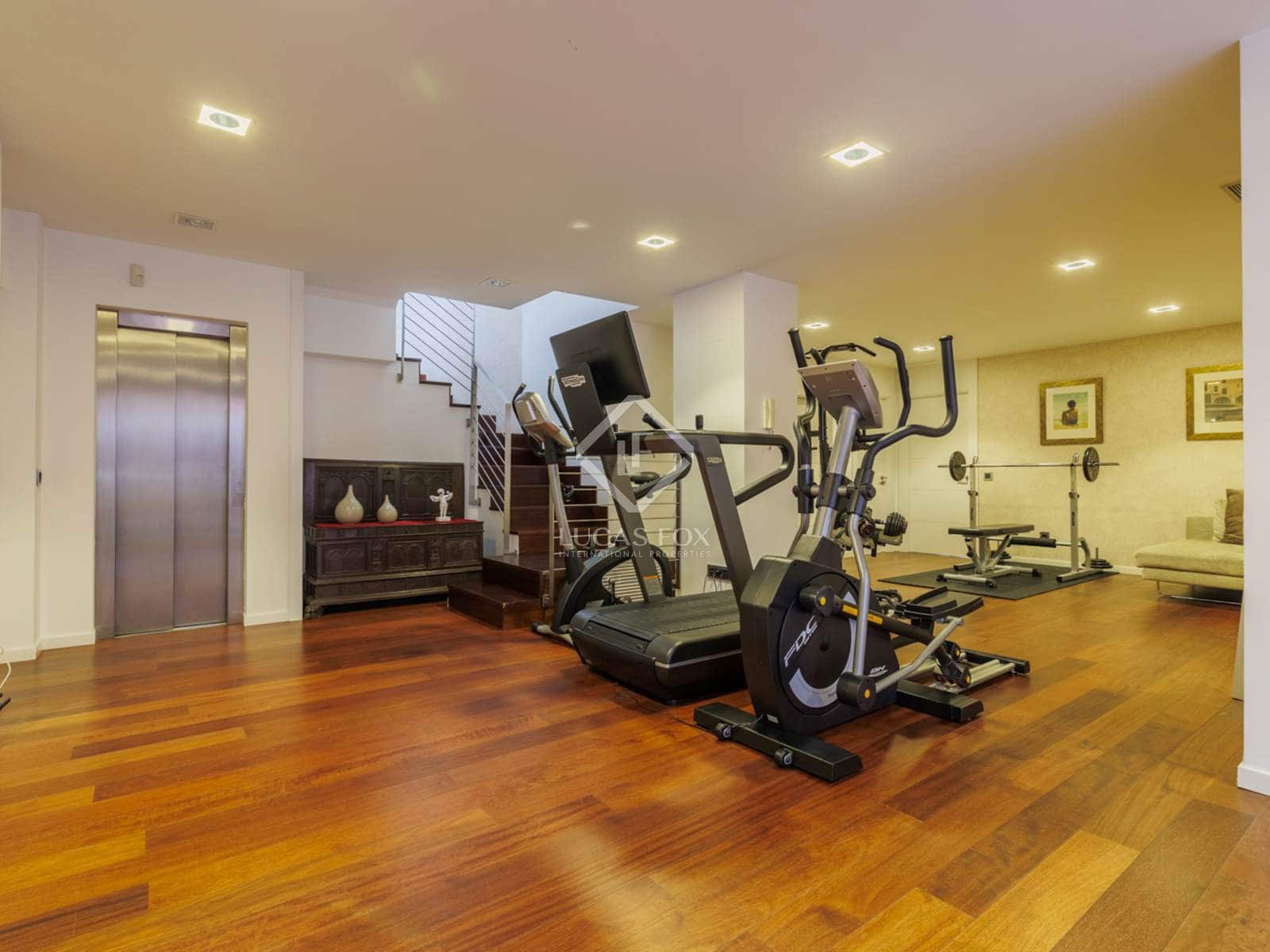 4 bedroom Villa for sale in Madrid city with pool garage - € 2,750,000 (Ref: 8674988)