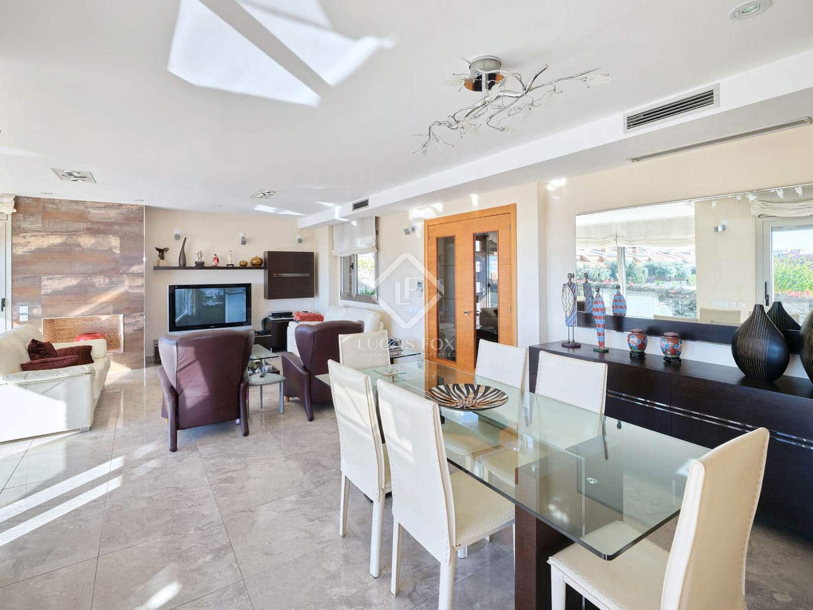 5 makuuhuone Huvila myytävänä paikassa Sant Vicenc de Montalt mukana uima-altaan 
autotalli - 1 215 000 € (Ref: 8679204)