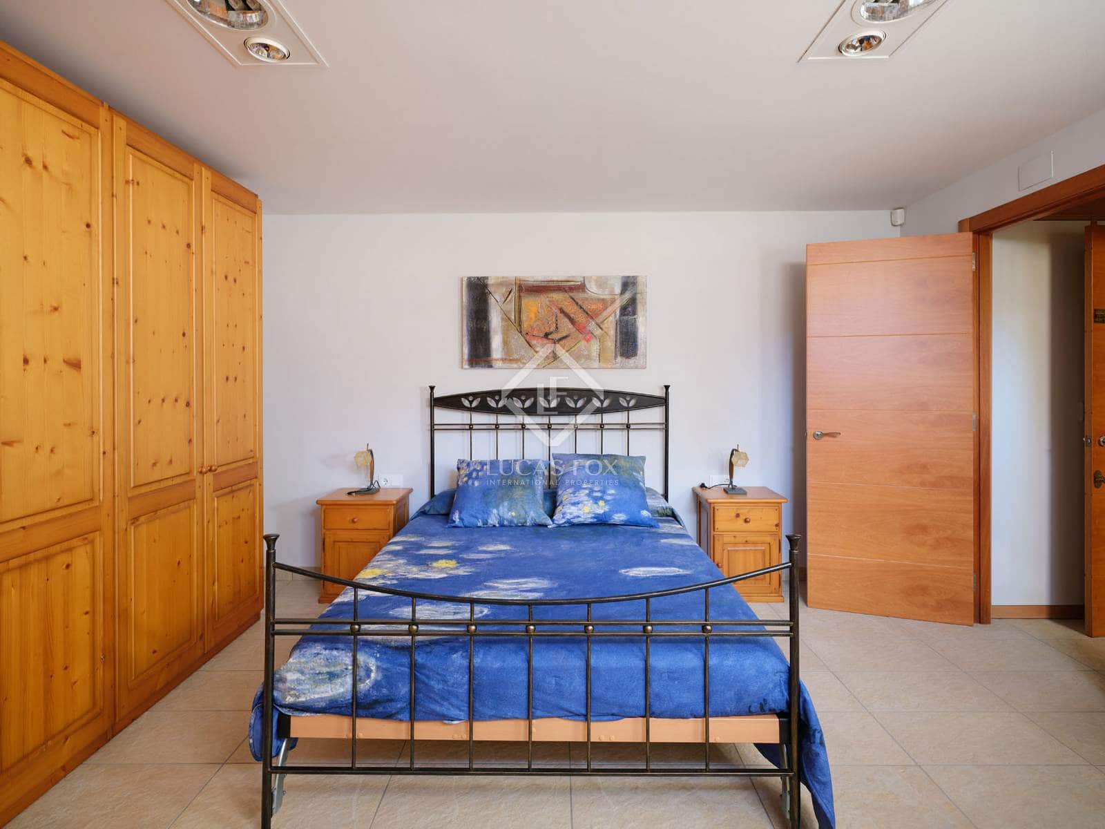 5 makuuhuone Huvila myytävänä paikassa Sant Vicenc de Montalt mukana uima-altaan 
autotalli - 1 215 000 € (Ref: 8679204)