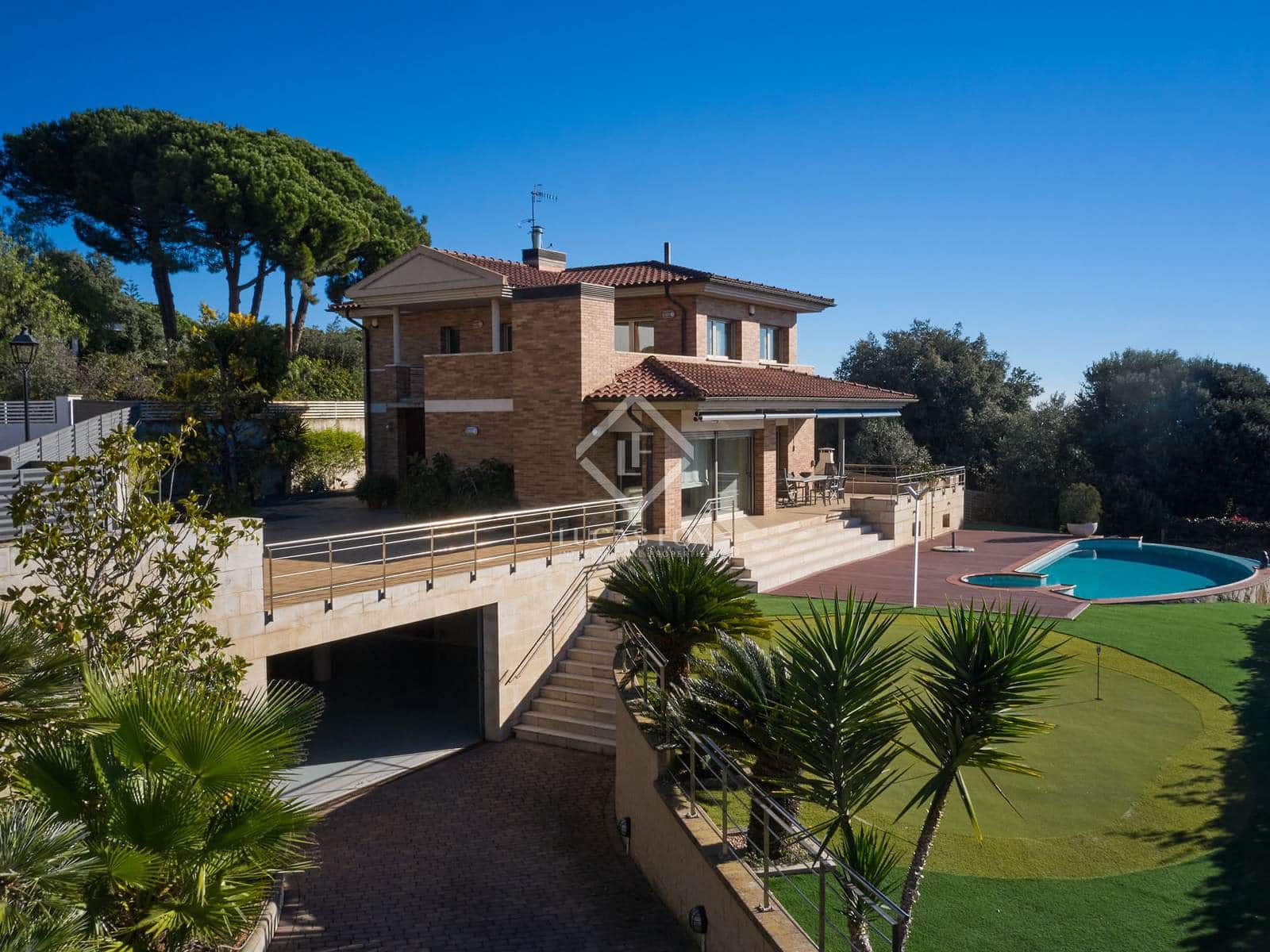 5 makuuhuone Huvila myytävänä paikassa Sant Vicenc de Montalt mukana uima-altaan 
autotalli - 1 215 000 € (Ref: 8679204)