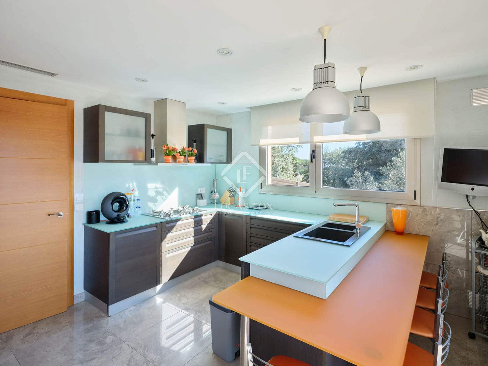 5 makuuhuone Huvila myytävänä paikassa Sant Vicenc de Montalt mukana uima-altaan 
autotalli - 1 215 000 € (Ref: 8679204)