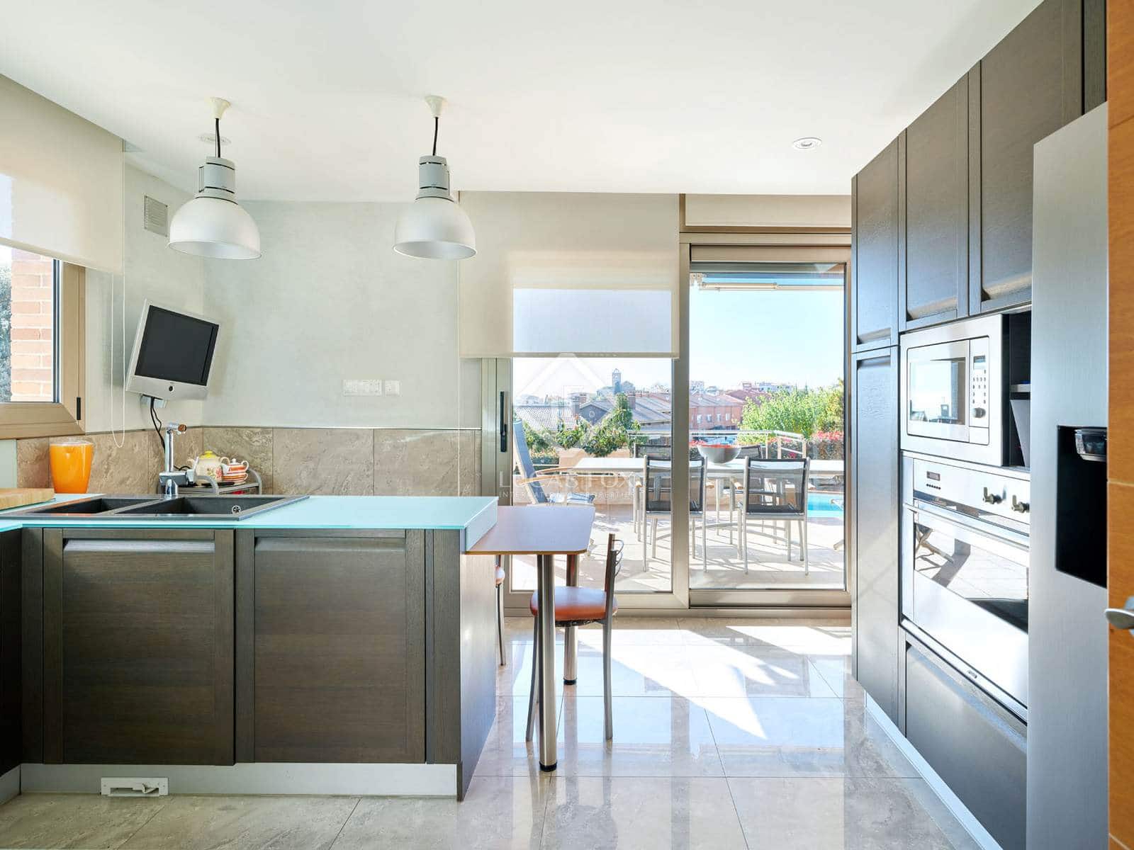 5 makuuhuone Huvila myytävänä paikassa Sant Vicenc de Montalt mukana uima-altaan 
autotalli - 1 215 000 € (Ref: 8679204)