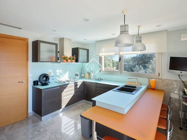 5 makuuhuone Huvila myytävänä paikassa Sant Vicenç de Montalt mukana uima-altaan 
autotalli - 1 215 000 € (Ref: 8679204)