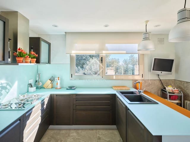 5 makuuhuone Huvila myytävänä paikassa Sant Vicenç de Montalt mukana uima-altaan 
autotalli - 1 215 000 € (Ref: 8679204)