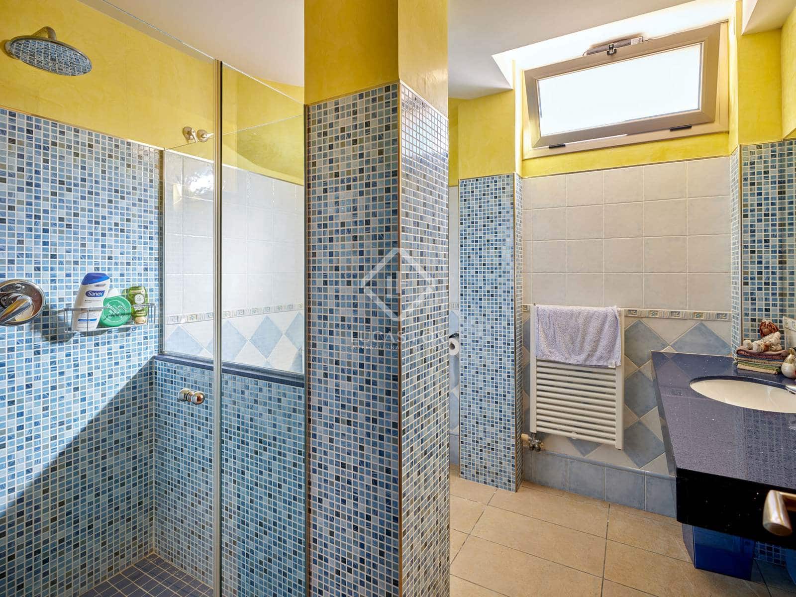 5 makuuhuone Huvila myytävänä paikassa Sant Vicenc de Montalt mukana uima-altaan 
autotalli - 1 215 000 € (Ref: 8679204)