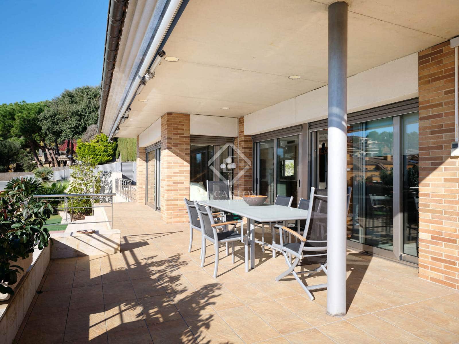 5 makuuhuone Huvila myytävänä paikassa Sant Vicenc de Montalt mukana uima-altaan 
autotalli - 1 215 000 € (Ref: 8679204)