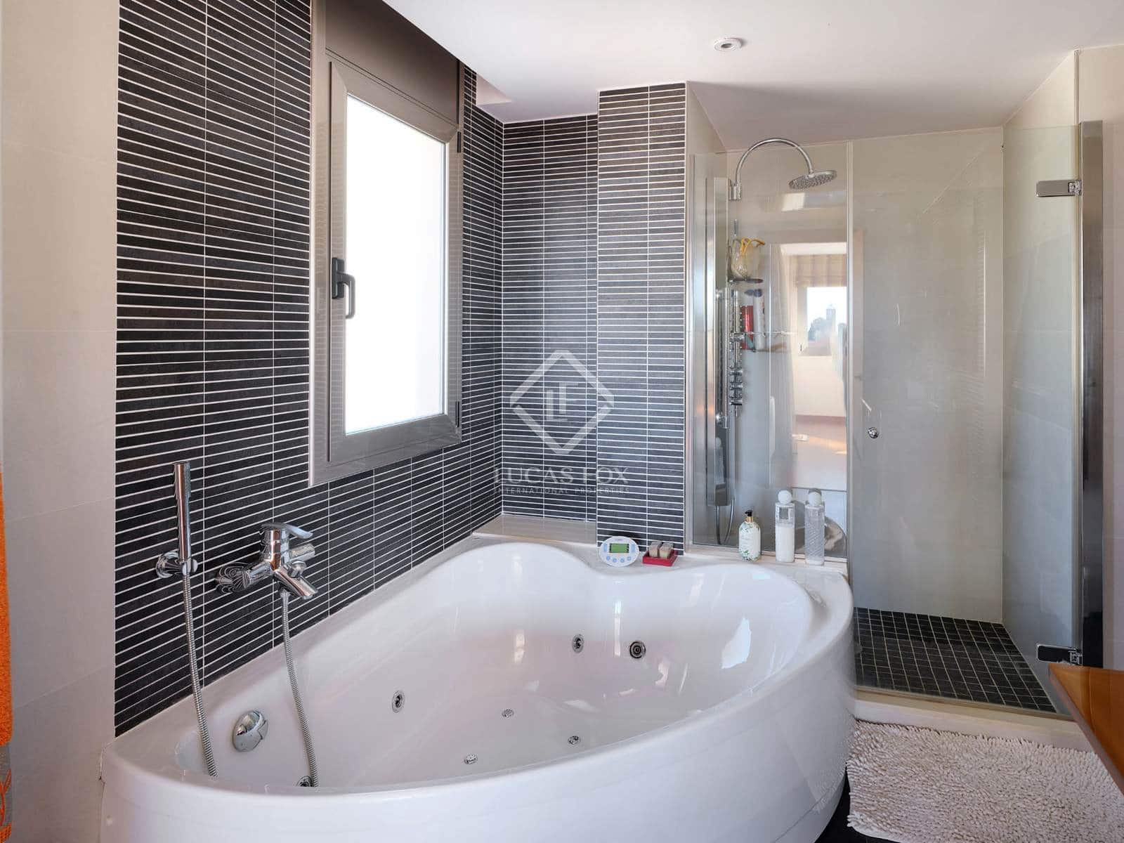 5 makuuhuone Huvila myytävänä paikassa Sant Vicenc de Montalt mukana uima-altaan 
autotalli - 1 215 000 € (Ref: 8679204)