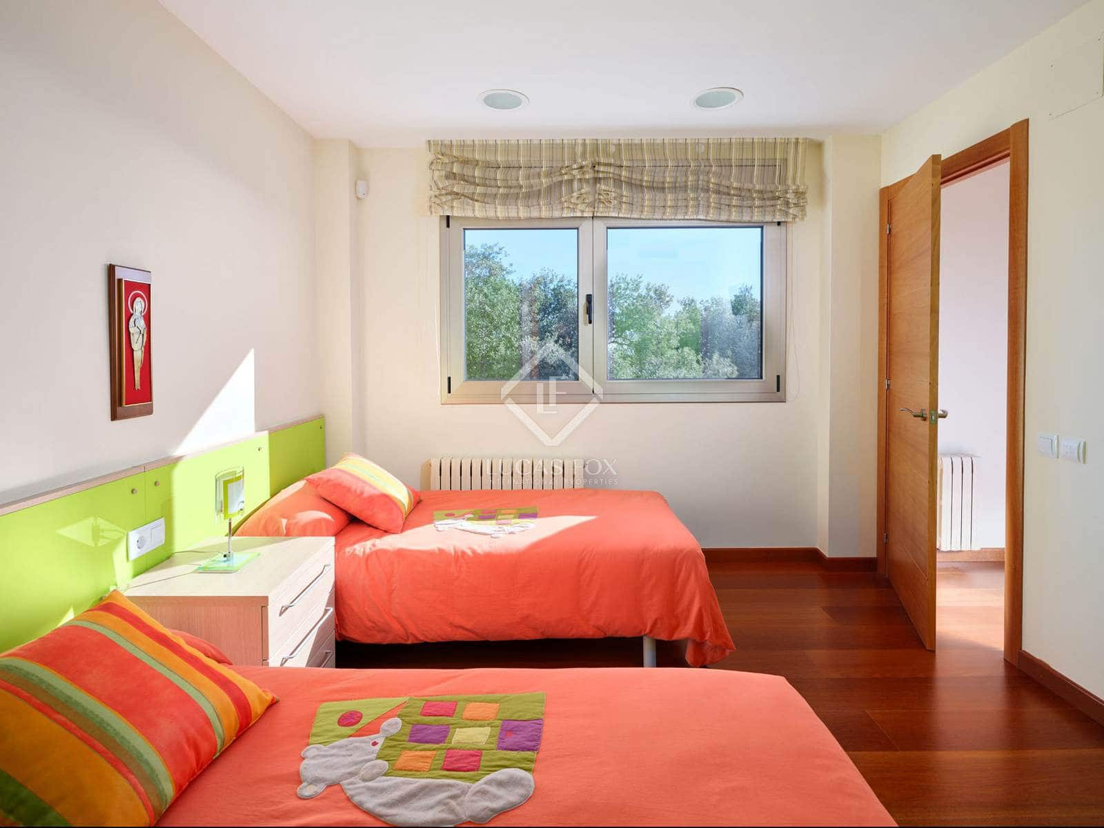 5 makuuhuone Huvila myytävänä paikassa Sant Vicenc de Montalt mukana uima-altaan 
autotalli - 1 215 000 € (Ref: 8679204)