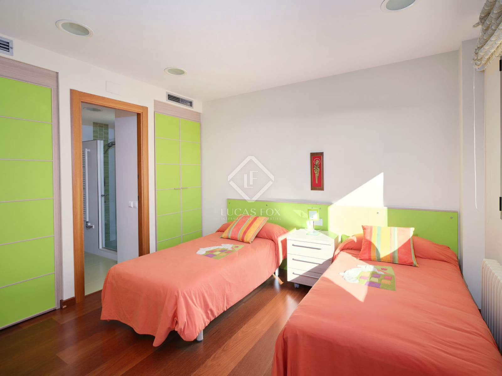 5 makuuhuone Huvila myytävänä paikassa Sant Vicenc de Montalt mukana uima-altaan 
autotalli - 1 215 000 € (Ref: 8679204)