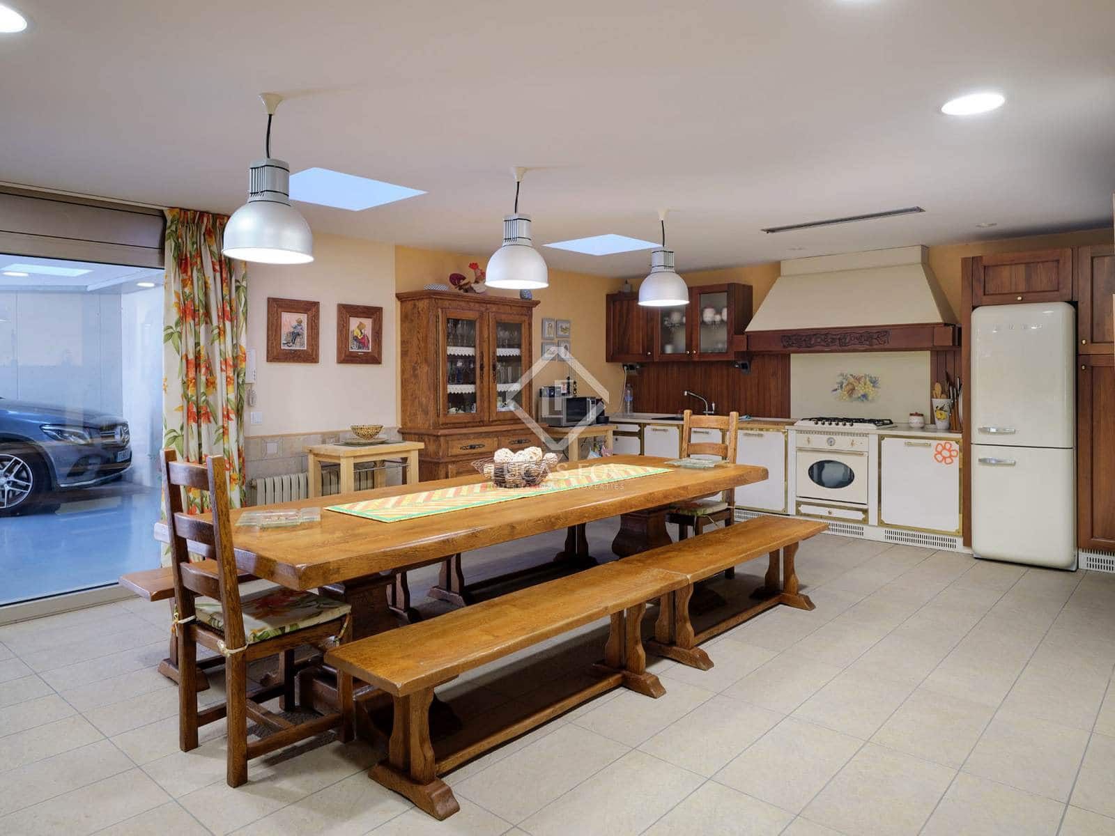 5 makuuhuone Huvila myytävänä paikassa Sant Vicenc de Montalt mukana uima-altaan 
autotalli - 1 215 000 € (Ref: 8679204)