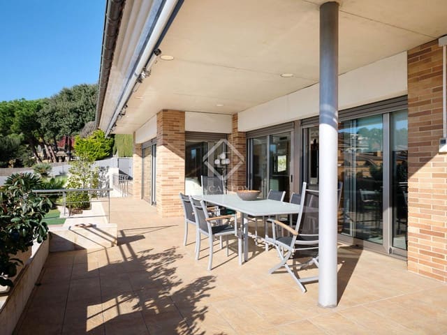 5 makuuhuone Huvila myytävänä paikassa Sant Vicenç de Montalt mukana uima-altaan 
autotalli - 1 215 000 € (Ref: 8679204)