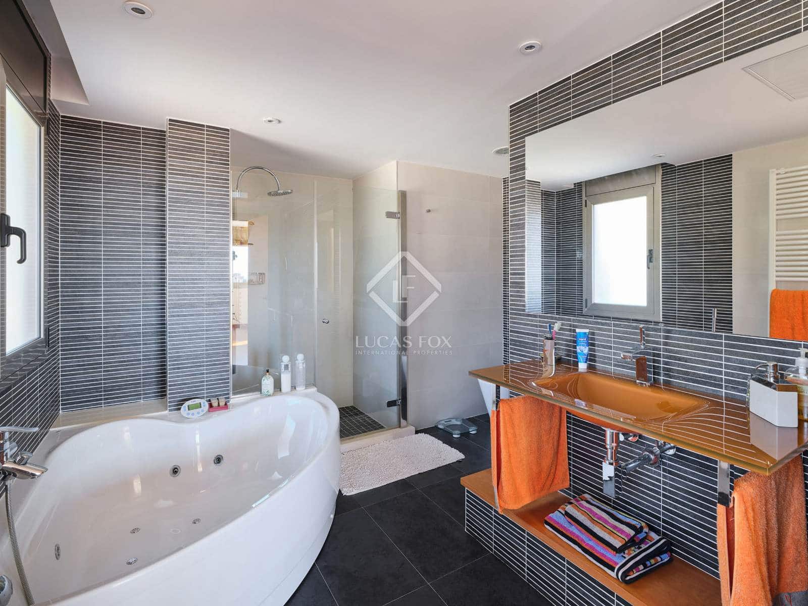 5 makuuhuone Huvila myytävänä paikassa Sant Vicenc de Montalt mukana uima-altaan 
autotalli - 1 215 000 € (Ref: 8679204)