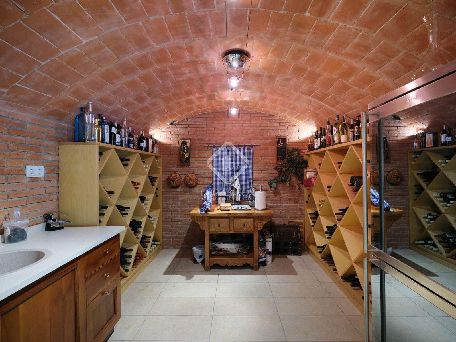 5 makuuhuone Huvila myytävänä paikassa Sant Vicenc de Montalt mukana uima-altaan 
autotalli - 1 215 000 € (Ref: 8679204)