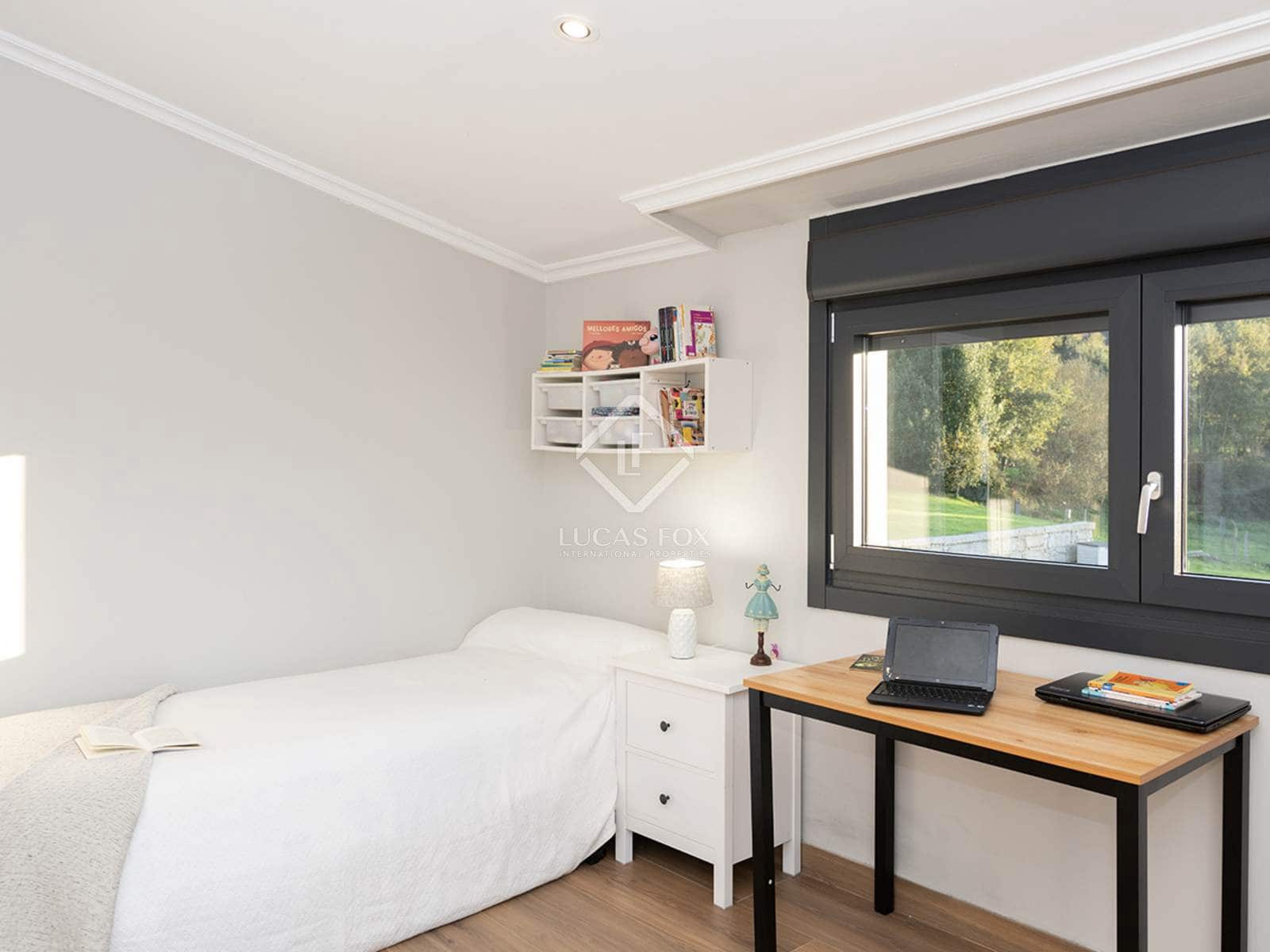 4 bedroom Villa for sale in Redondela with garage - € 545,000 (Ref: 8681037)