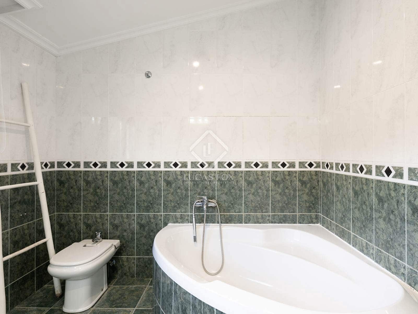 4 bedroom Villa for sale in Redondela with garage - € 545,000 (Ref: 8681037)