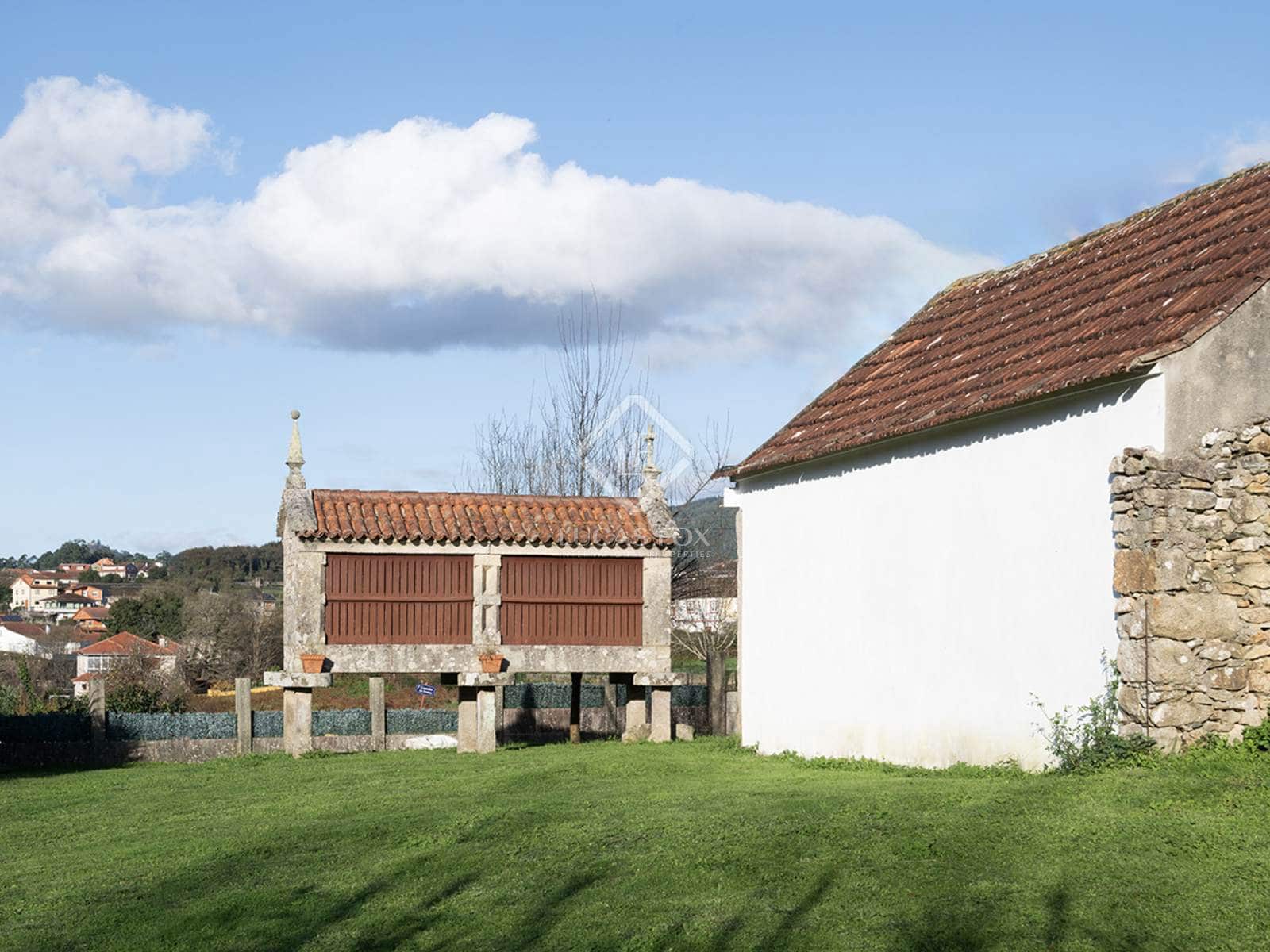 4 bedroom Villa for sale in Redondela with garage - € 545,000 (Ref: 8681037)