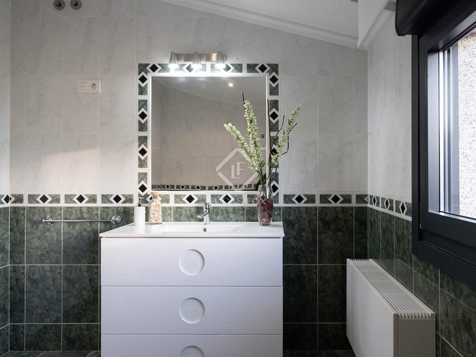 4 bedroom Villa for sale in Redondela with garage - € 545,000 (Ref: 8681037)