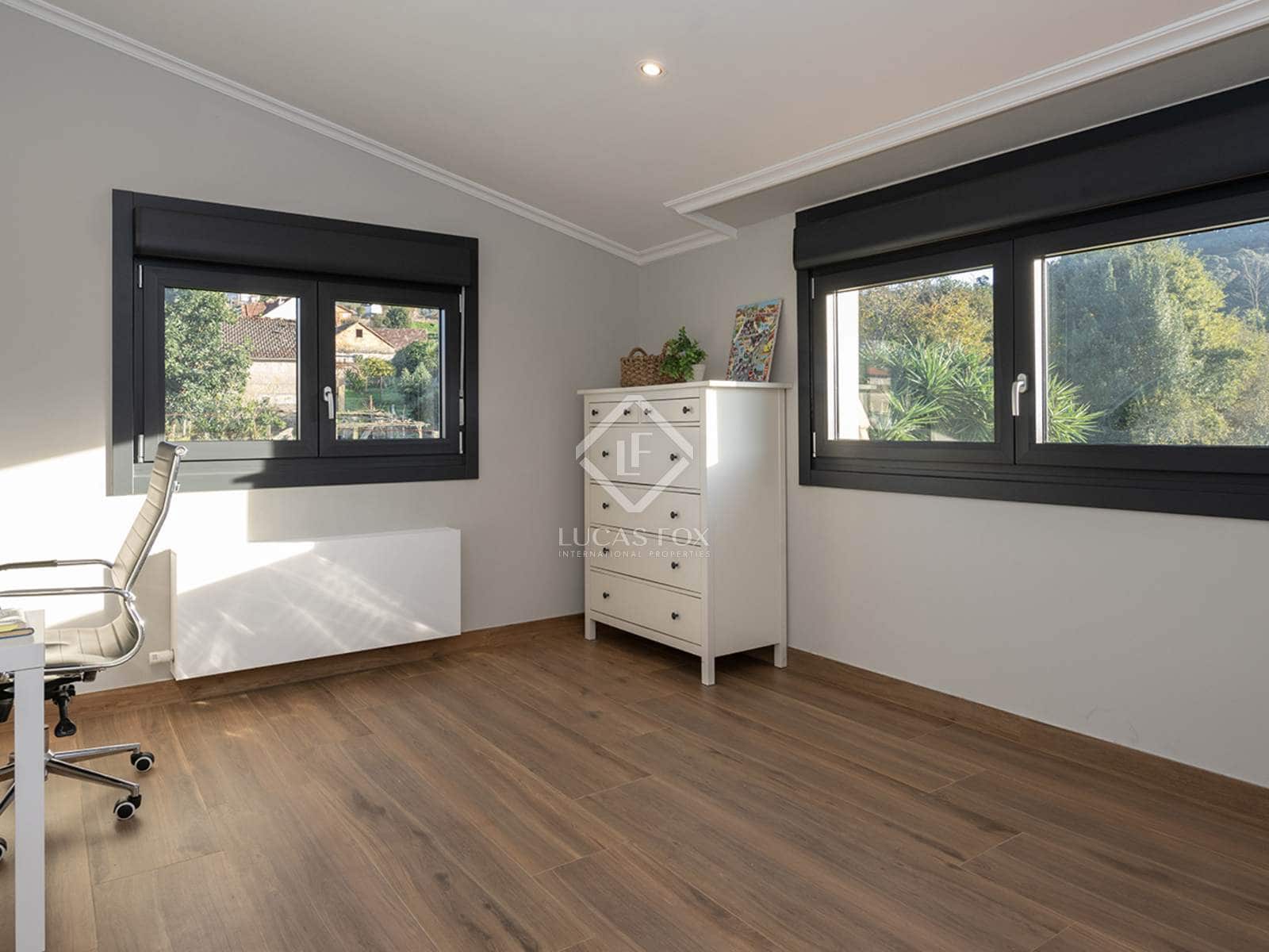 4 bedroom Villa for sale in Redondela with garage - € 545,000 (Ref: 8681037)