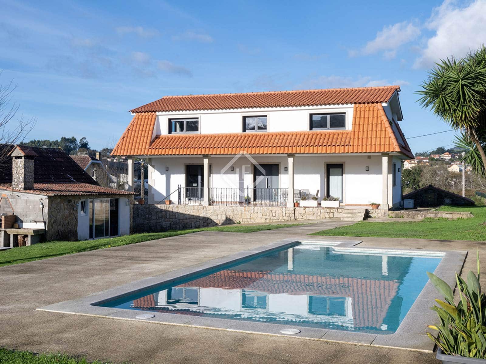 4 bedroom Villa for sale in Redondela with garage - € 545,000 (Ref: 8681037)