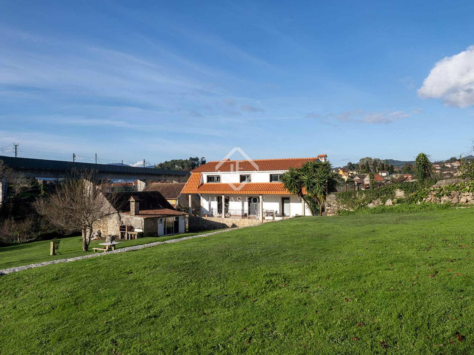 4 bedroom Villa for sale in Redondela with garage - € 545,000 (Ref: 8681037)