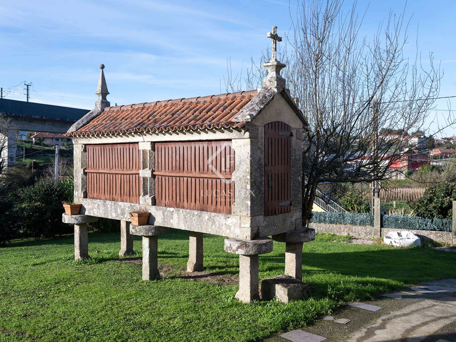 4 bedroom Villa for sale in Redondela with garage - € 545,000 (Ref: 8681037)