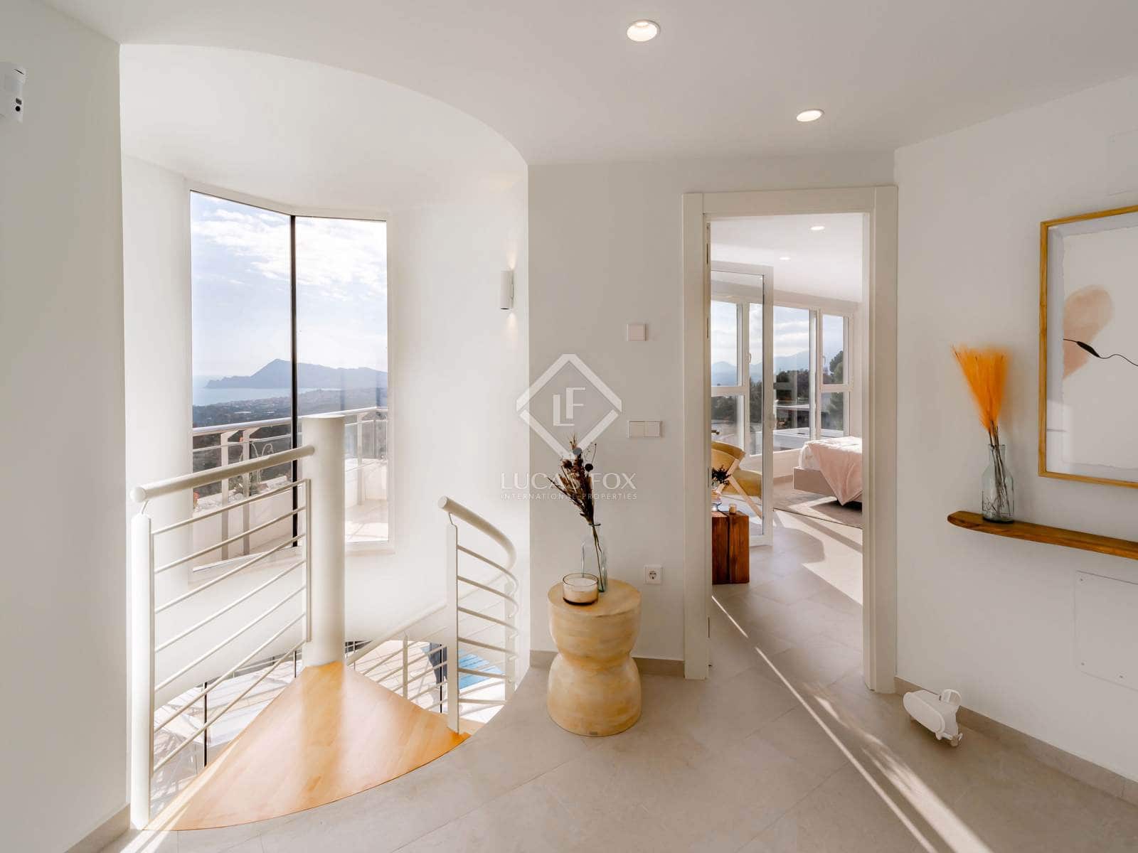 4 bedroom Villa for sale in Altea with pool garage - € 1,095,000 (Ref: 8688703)