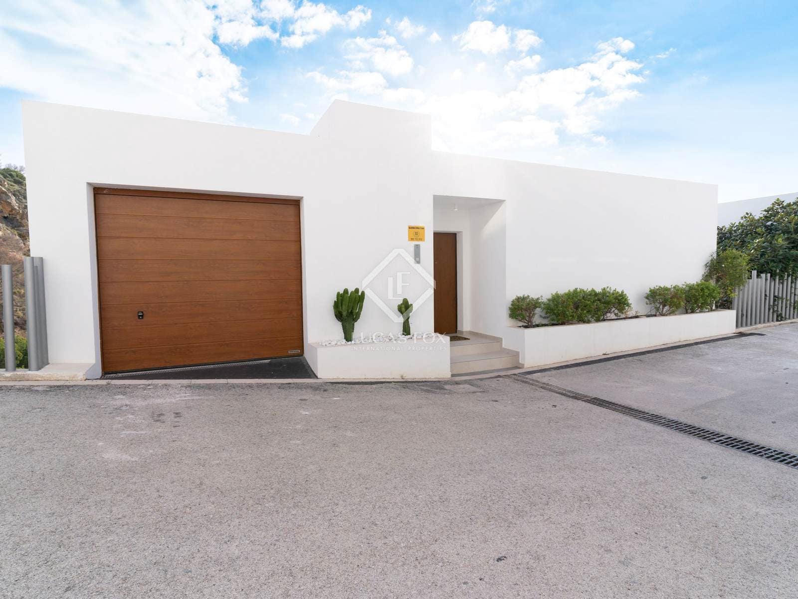 4 bedroom Villa for sale in Altea with pool garage - € 1,095,000 (Ref: 8688703)