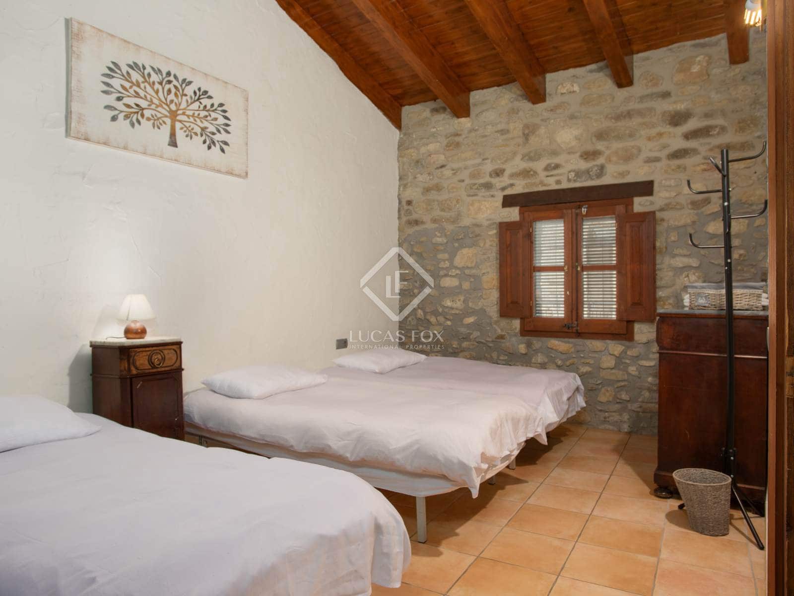 7 soveværelse Finca/Landehus til salg i Santa Pau med swimmingpool garage - € 995.000 (Ref: 8696938)