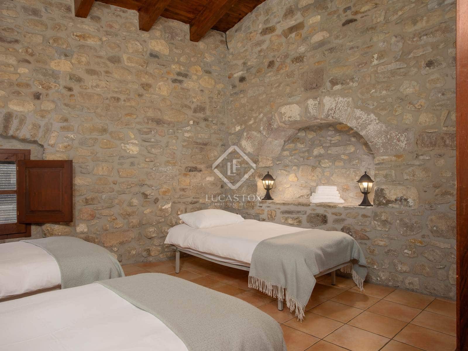 7 soveværelse Finca/Landehus til salg i Santa Pau med swimmingpool garage - € 995.000 (Ref: 8696938)