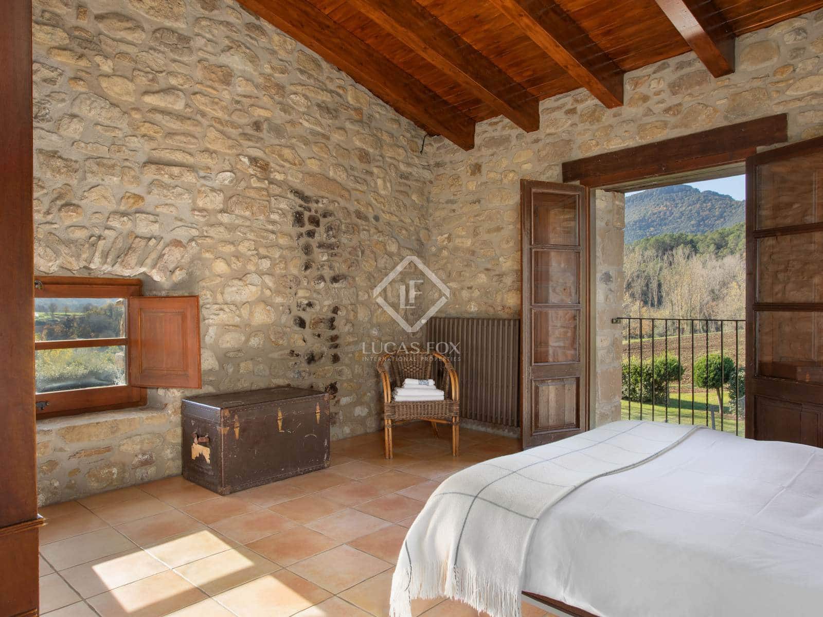 7 soveværelse Finca/Landehus til salg i Santa Pau med swimmingpool garage - € 995.000 (Ref: 8696938)